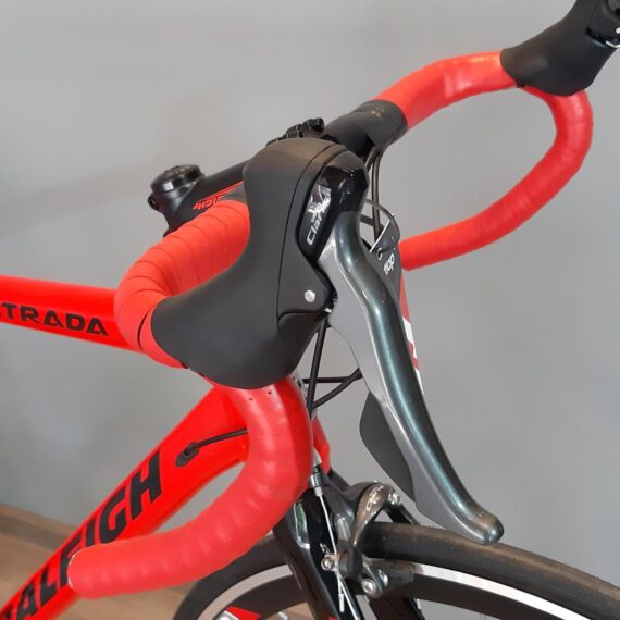 Bicicleta-de-Ruta-Raleigh-Strada-1-0-R700-Aluminio-Naranja-descripcion-05